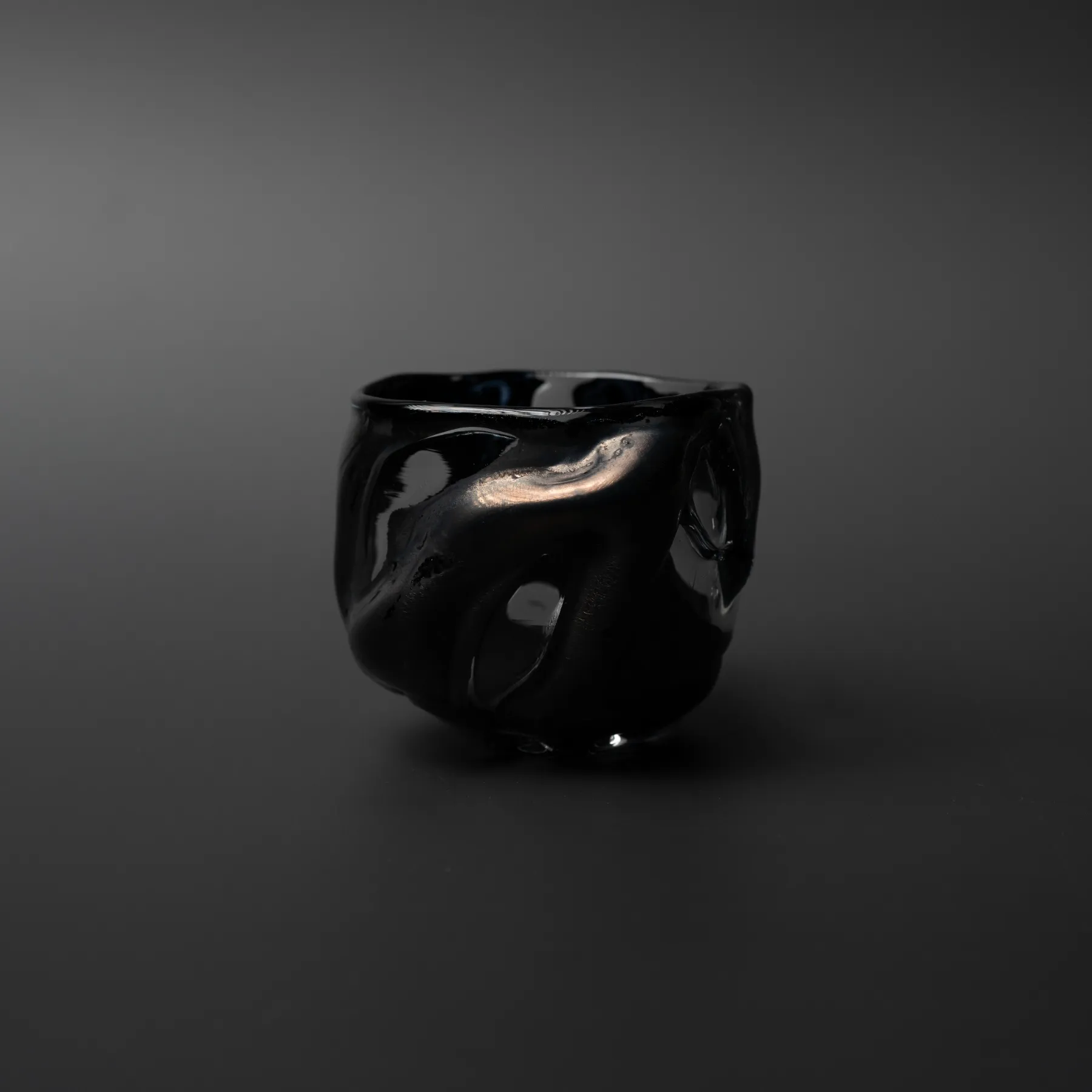 黒釉の器